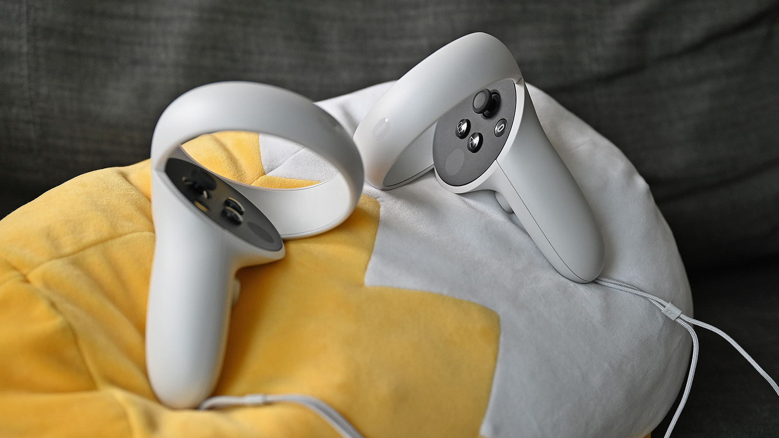 The new Touch controllers. (Photo: Sam Rutherford/Gizmodo)