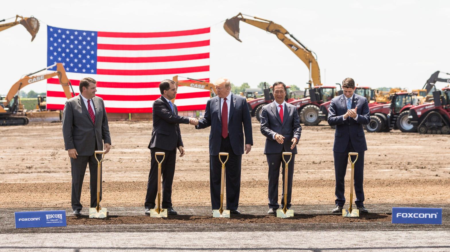 U.S. President Donald Trump (C) shakes hanks with Wisconsin Gov. Scott Walker at the groundbreaking of the Foxconn Technology Group computer screen plant on June 28, 2018 in Mt Pleasant, Wis. (Photo: Andy Manis, Getty Images)