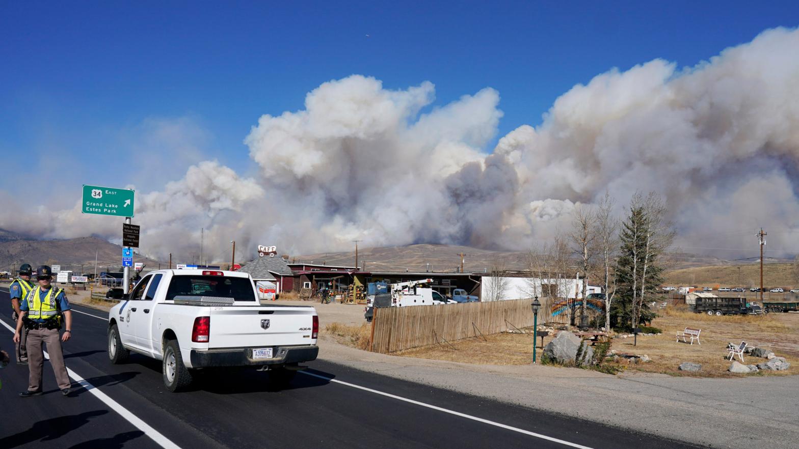 Smoke rises from a wildfire in Colorado on Thursday. (Photo: David Zalubowski, AP)