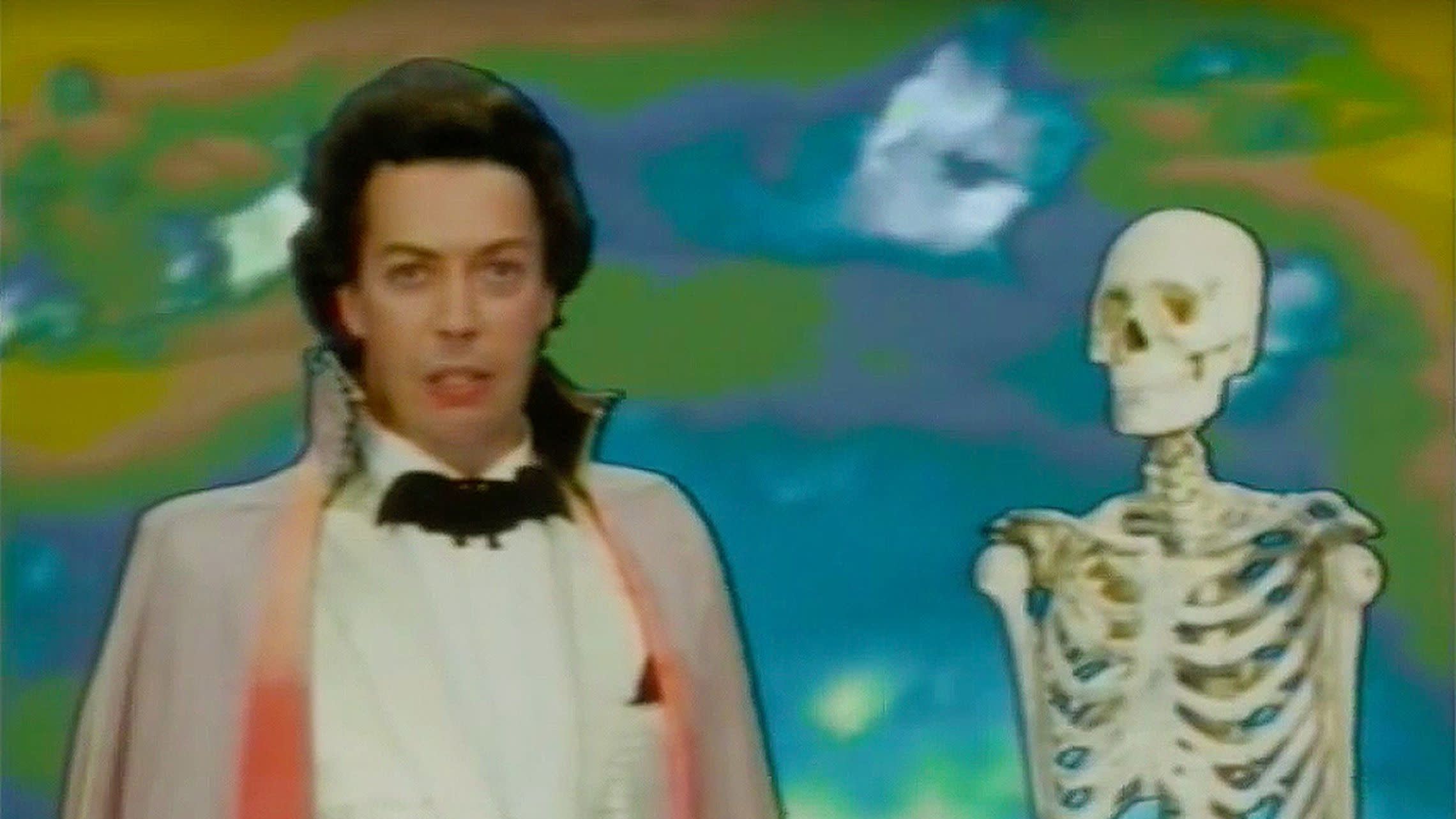 Left: Tim Curry as the Grand Wizard. Right: A skeleton. (Screenshot: HBO)