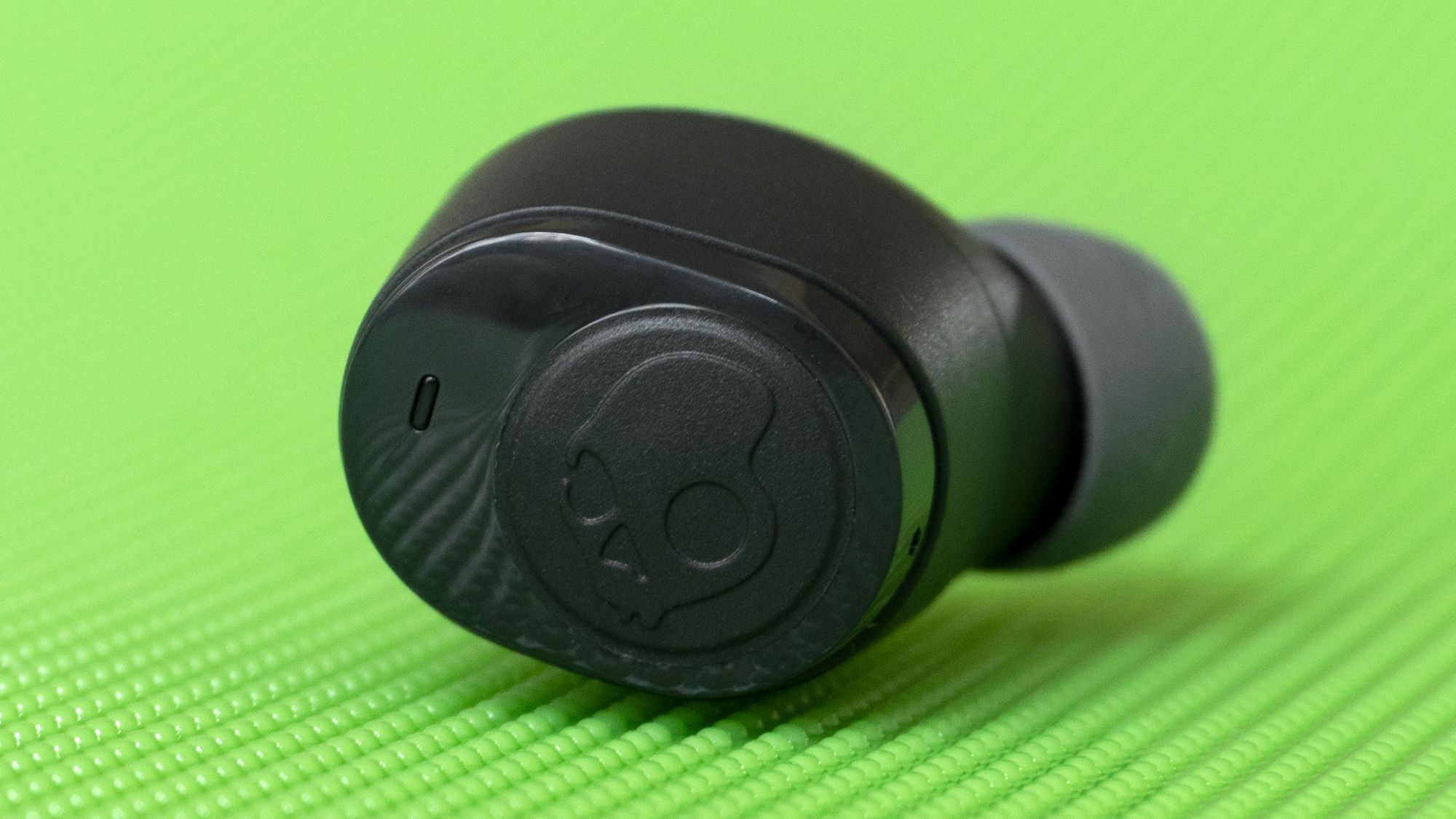 You like skull motifs, right? On each earbud is a button for activating various functions, but it's hard to press without accidentally dislodging the bud. (Photo: Andrew Liszewski/Gizmodo)
