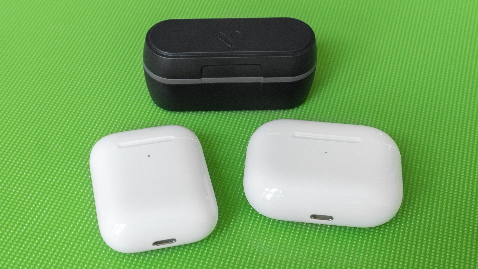 The Jib True's charging case isn't that much larger than the AirPods and AirPods Pro cases, and is very easy to slide into a pocket. (Photo: Andrew Liszewski /Gizmodo)