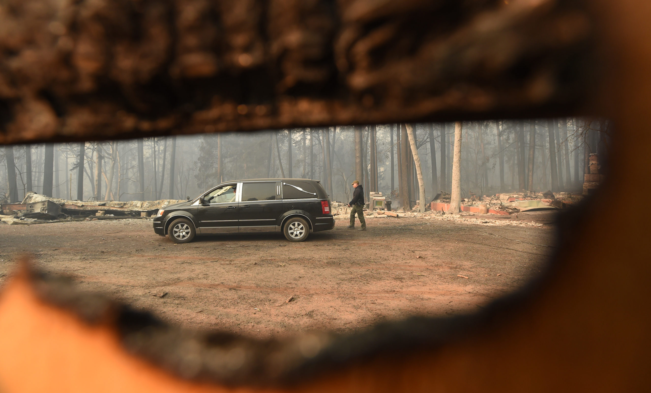 Yuba and Butte County Sheriff officers search for bodies at a burned residence in Paradise, California, on Nov. 10, 2018 in the wake of the Camp Fire. (Photo: Josh Edelson/AFP, Getty Images)
