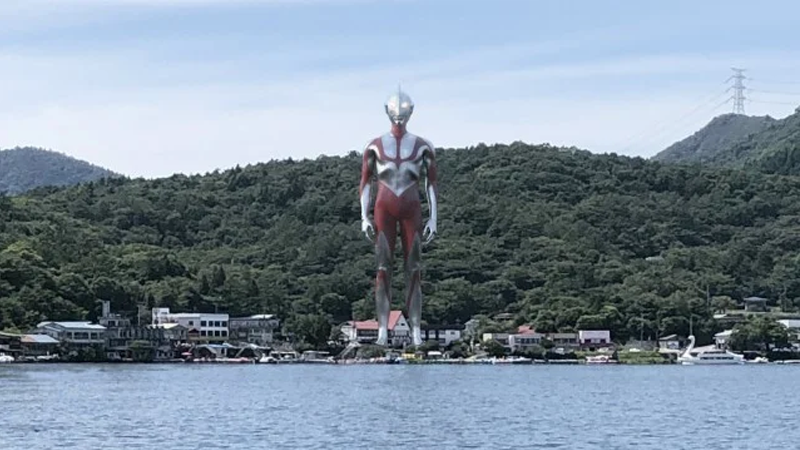 The lanky, alien Ultraman towering over the world. (Image: Tsuburaya Productions)