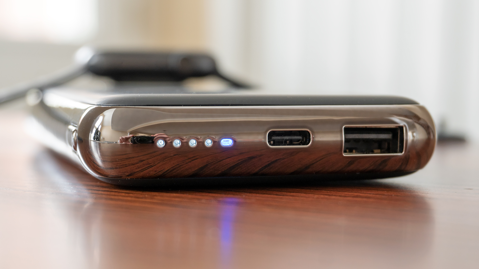 Four LEDs are used to indicate the Quatro's remaining charge level, but for $US100 ($140) a more accurate readout would be nice. (Photo: Andrew Liszewski/Gizmodo)