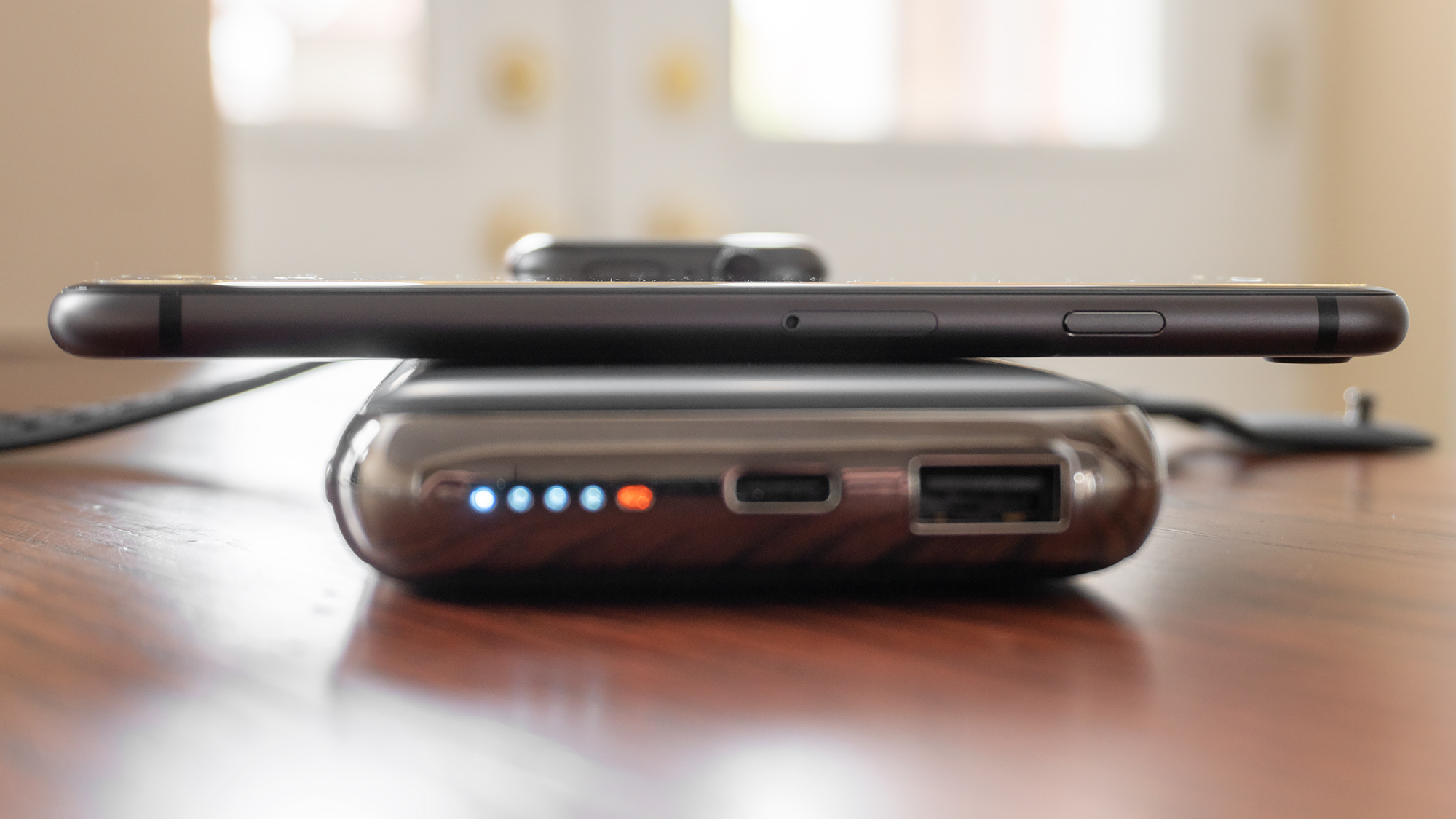 A subtle curve on the Quatro's wireless charging pad means naked smartphones with smooth back panels tend to easily spin when bumped, potentially misaligning the charging coils. (Photo: Andrew Liszewski/Gizmodo)