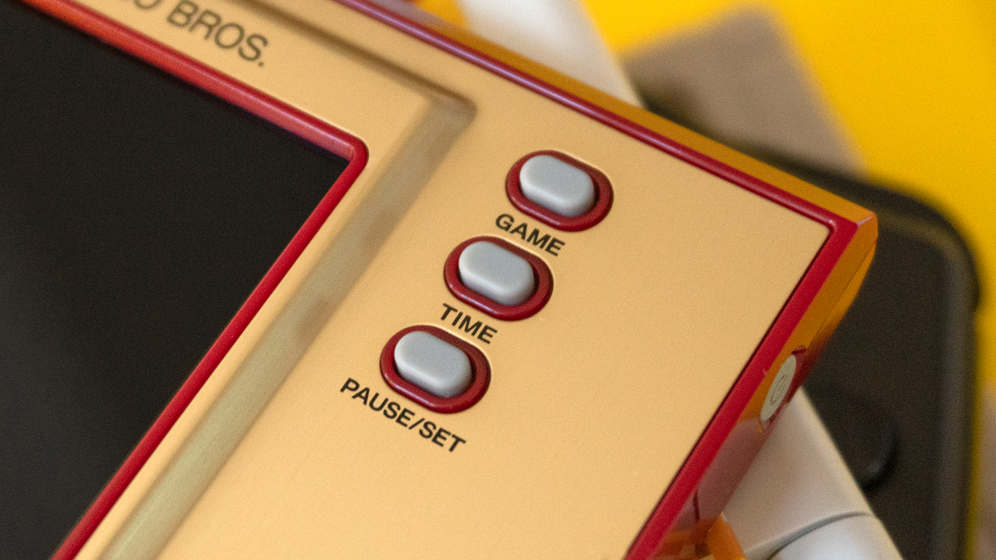 The menu options on the Game & Watch are basic, so three simple buttons is all you really need to navigate its UI. (Photo: Andrew Liszewski - Gizmodo)