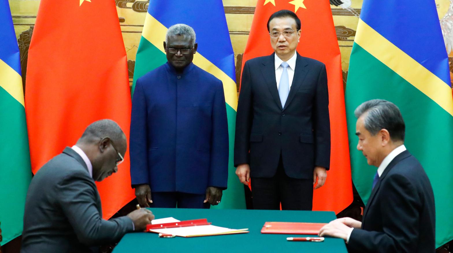 Solomon Islands Prime Minister Manasseh Sogavare meets with Chinese Premier Li Keqiang at a signing ceremony in 2019. (Photo: Thomas Peter-Pool, Getty Images)