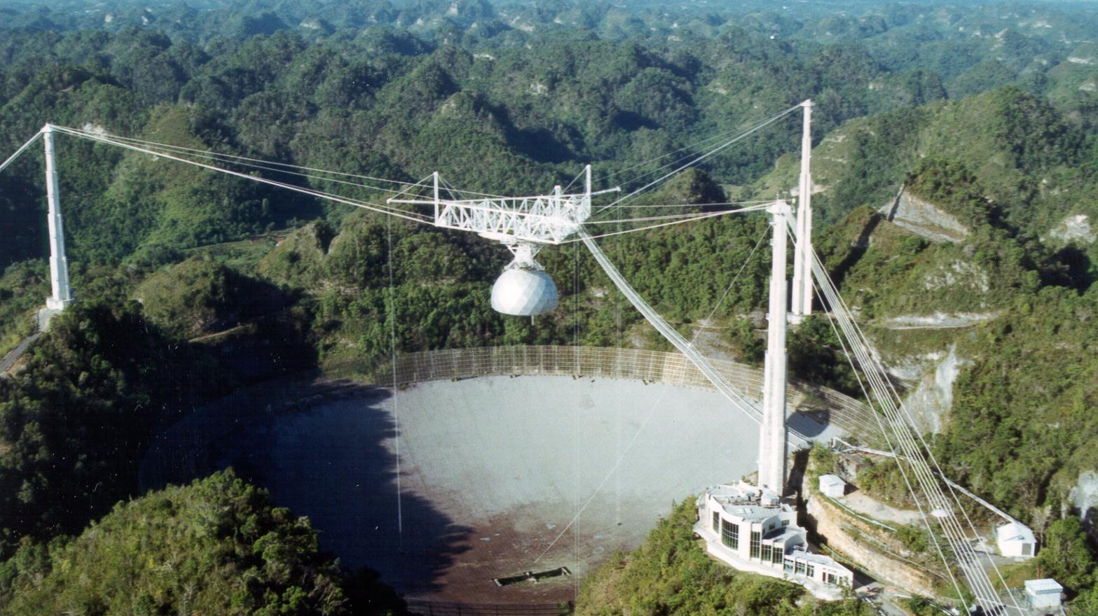 Aerial view of the big dish and platform, showing the Arecibo Observatory prior to the recent damage.  (Image: NIAC)