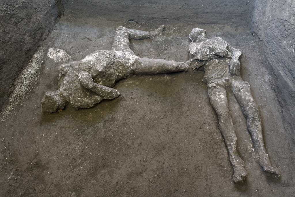 The casts of the two men.  (Image: Parco Archeologico di Pompei, AP)
