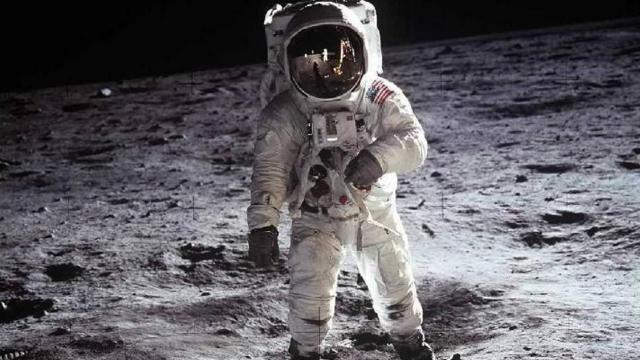 Astronaut Goes to the Moon, Realises He’s Allergic to Moon Dust