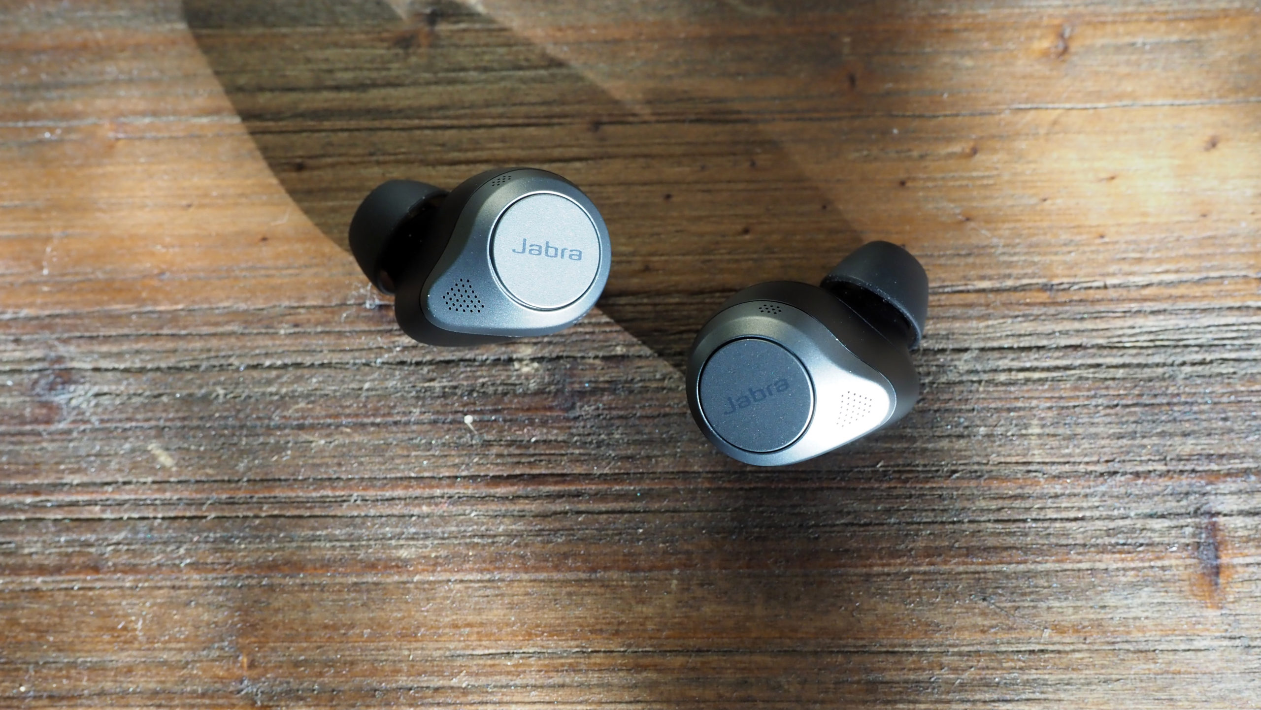The new Jabras have bigger drivers and more microphones for better audio quality. (Photo: Caitlin McGarry/Gizmodo)