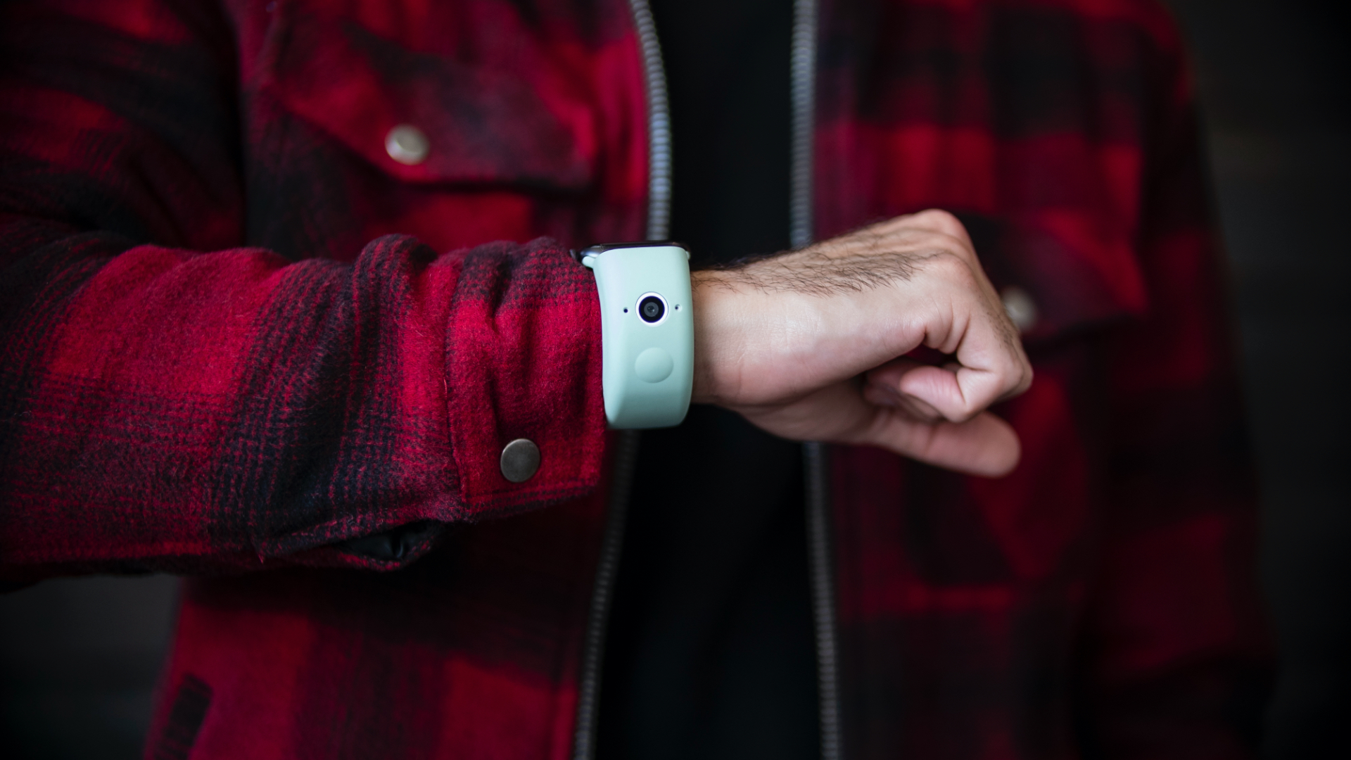 Wristcam sports an 8-megapixel world-facing lens with LED lights that activate when you start shooting and a physical button that acts as a trigger. (Photo: Wristcam)