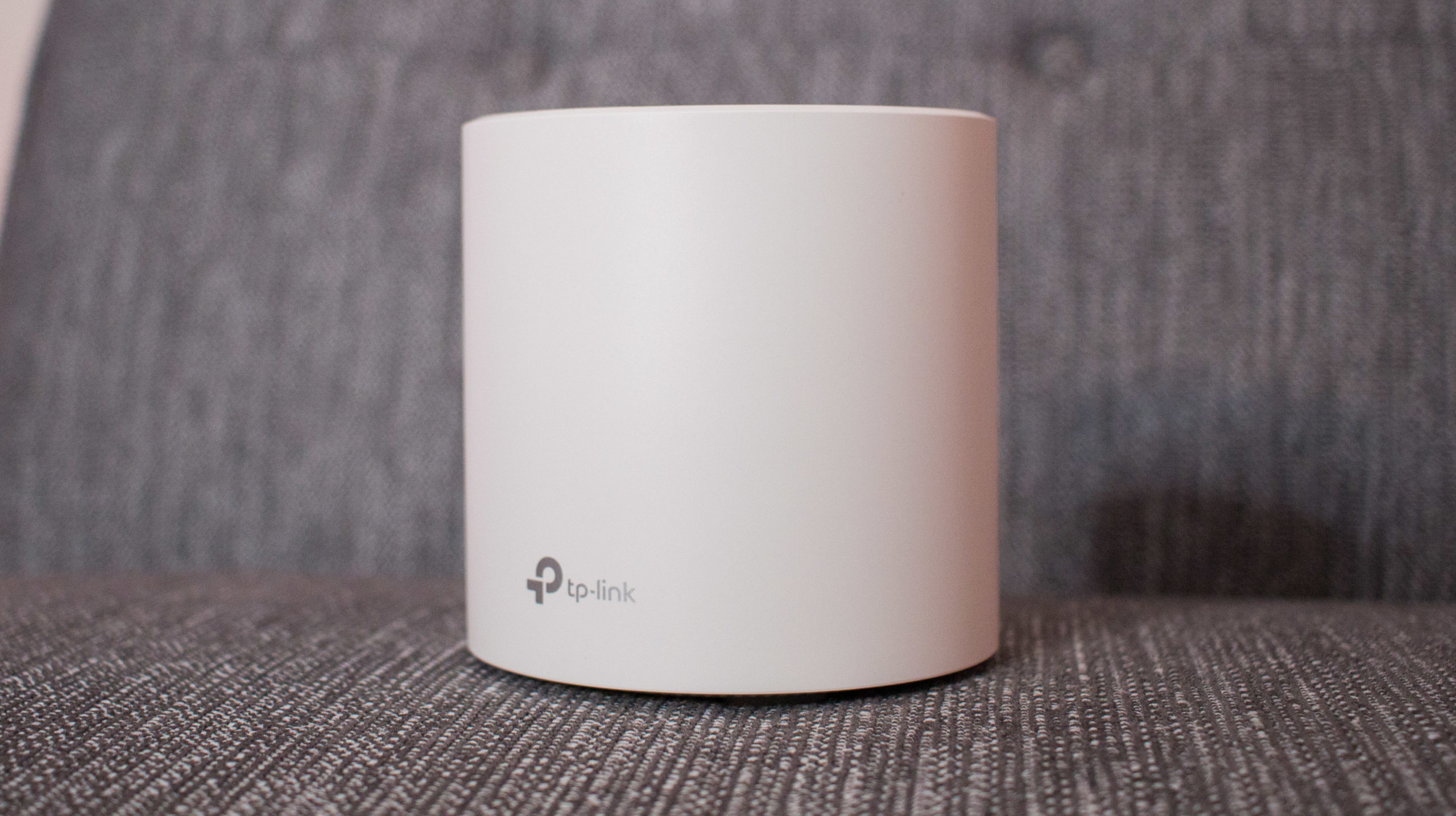 The best mesh wifi is the TP-Link Deco X20, a dual-band router.  (Photo: Florence Ion/Gizmodo)