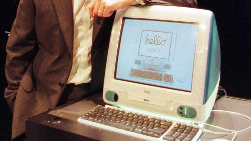 Steve Jobs shows off an iMac in 1998. (Photo: Reddit user: Lakailb87, Other)