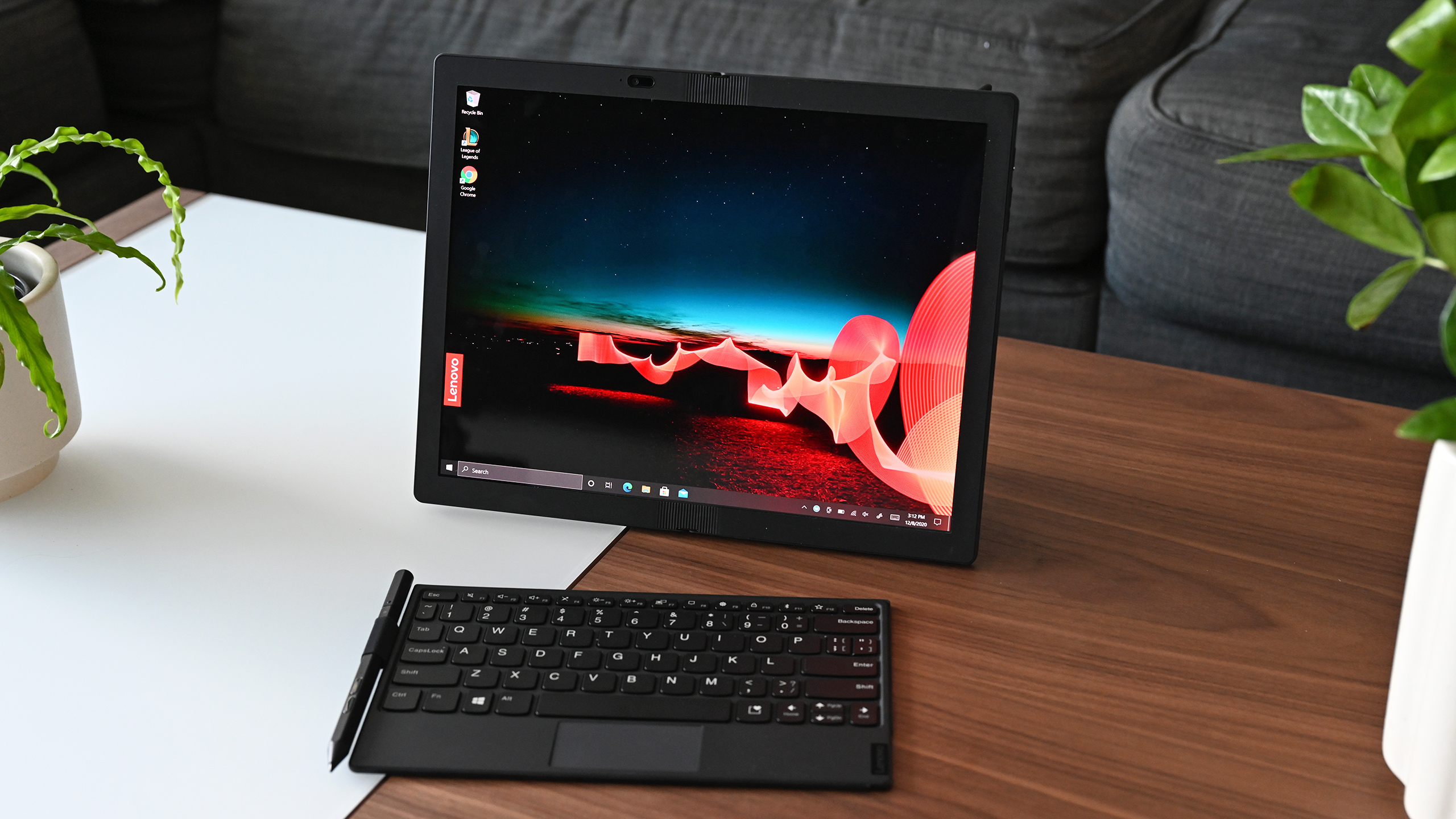 With its kickstand popped out and its magnetic keyboard detach, the X1 Fold can turn into a mini AIO, which is probably the most powerful of its many configurations.  (Photo: Sam Rutherford/Gizmodo)