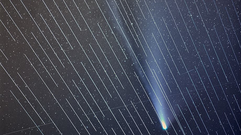 An image of Comet NEOWISE covered by Starlink satellites. (Photo: Daniel López)