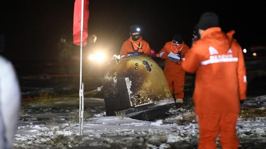 Ground teams recovering the re-entry capsule.  (Image: Xinhua/Lian Zhen)