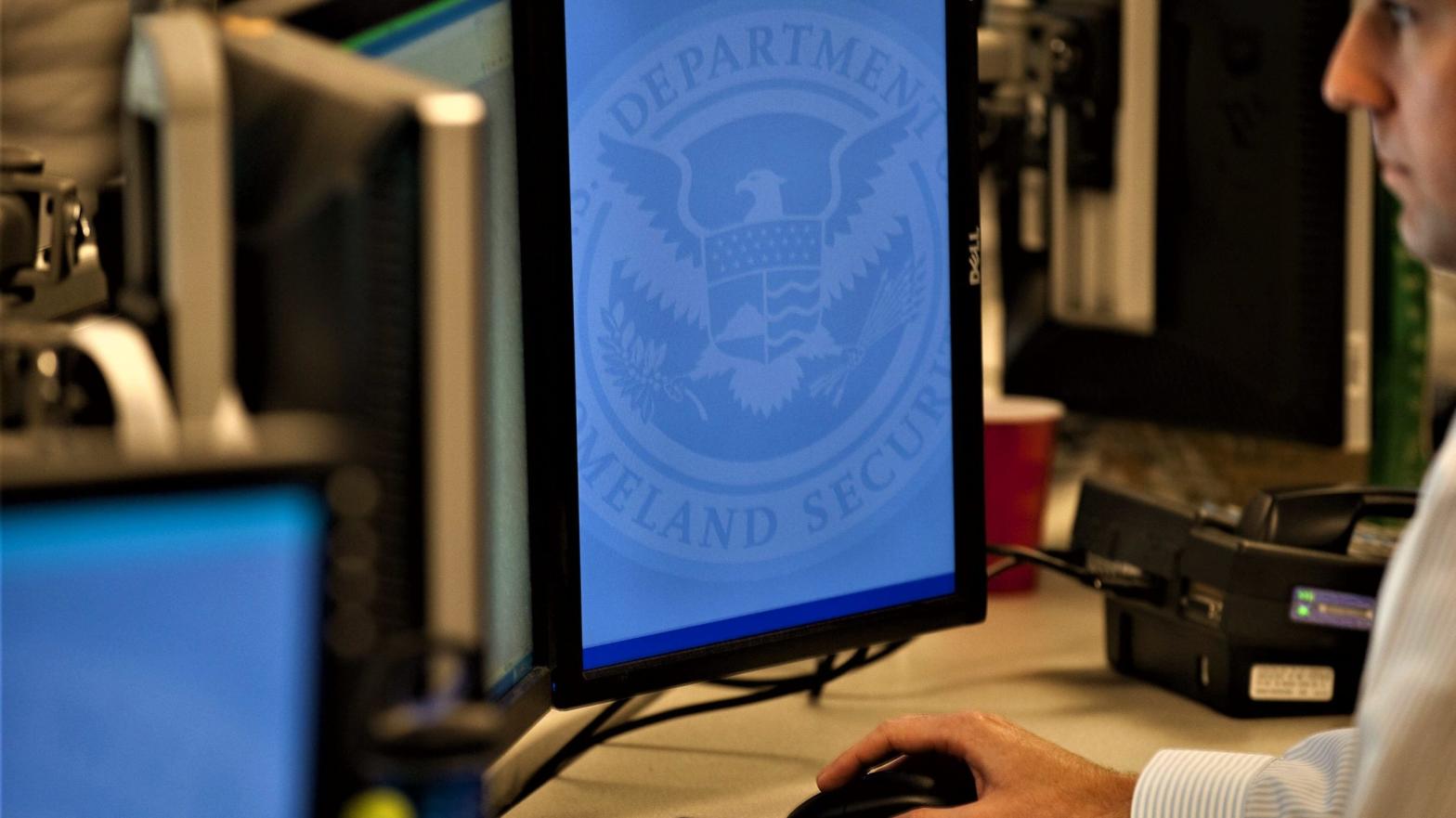 A Homeland Security cybersecurity analyst circa Sept. 2010. (Photo: Jim Watson, Getty Images)