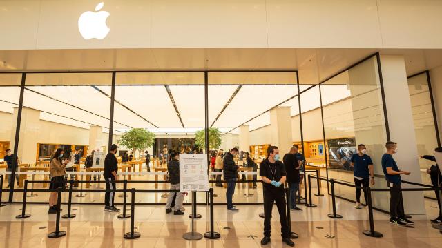 You Know the Pandemic’s Getting Worse if Apple’s Closing Its Stores En Masse Again