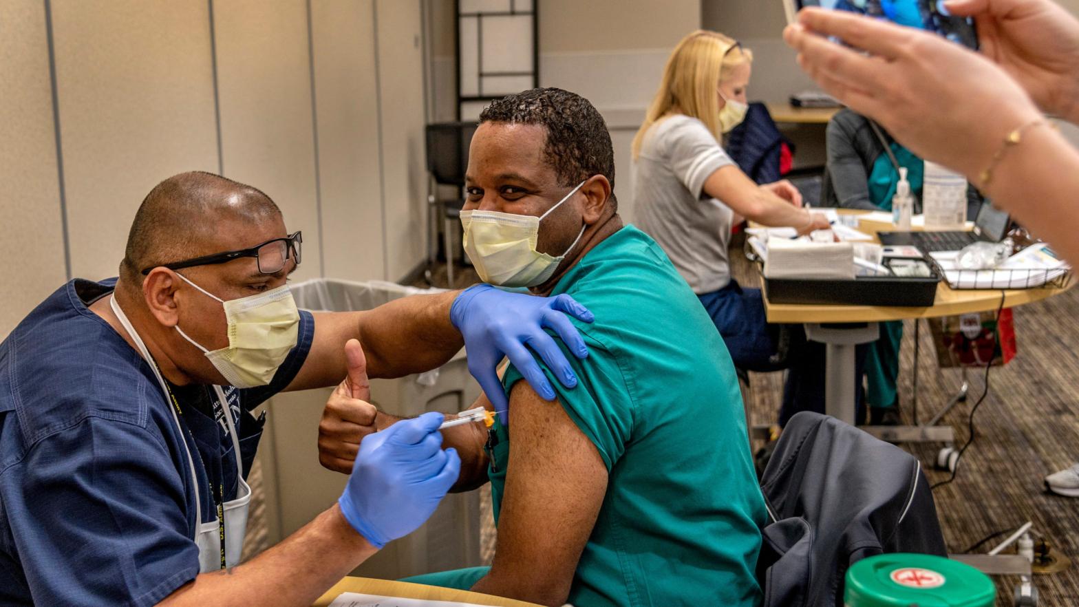 Nurse practitioner Robert McCary receives the Pfizer-BioNTech covia-19 vaccine at Sutter Medical Centre in Sacramento, California on Dec. 18, 2020. (Photo: Renée C. Byer/The Sacramento Bee, AP)