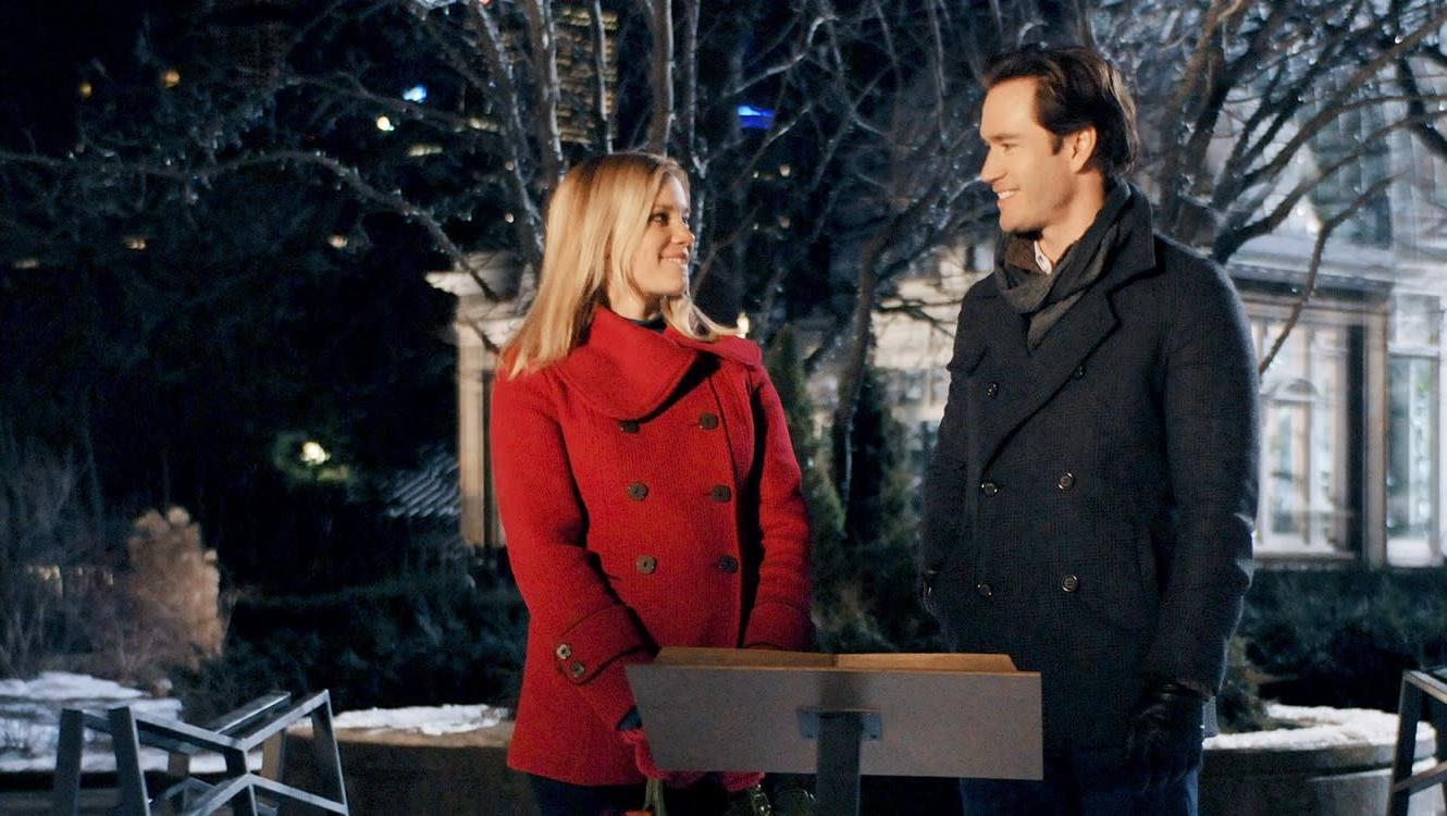 Singing carols outside with a bunch of strangers...bad first date or best first date? (Image: ABC Family)