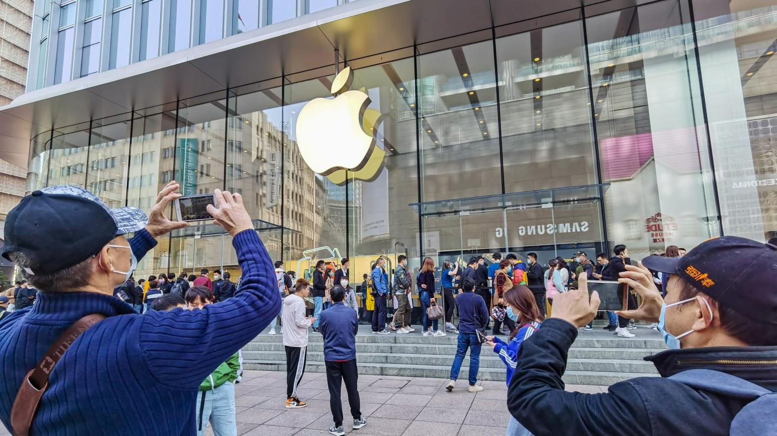 Customers queue to get their reserved iPhone 12 mobile phones at an Apple store in Shanghai on Oct. 23, 2020. (Photo: STR/AFP, Getty Images)
