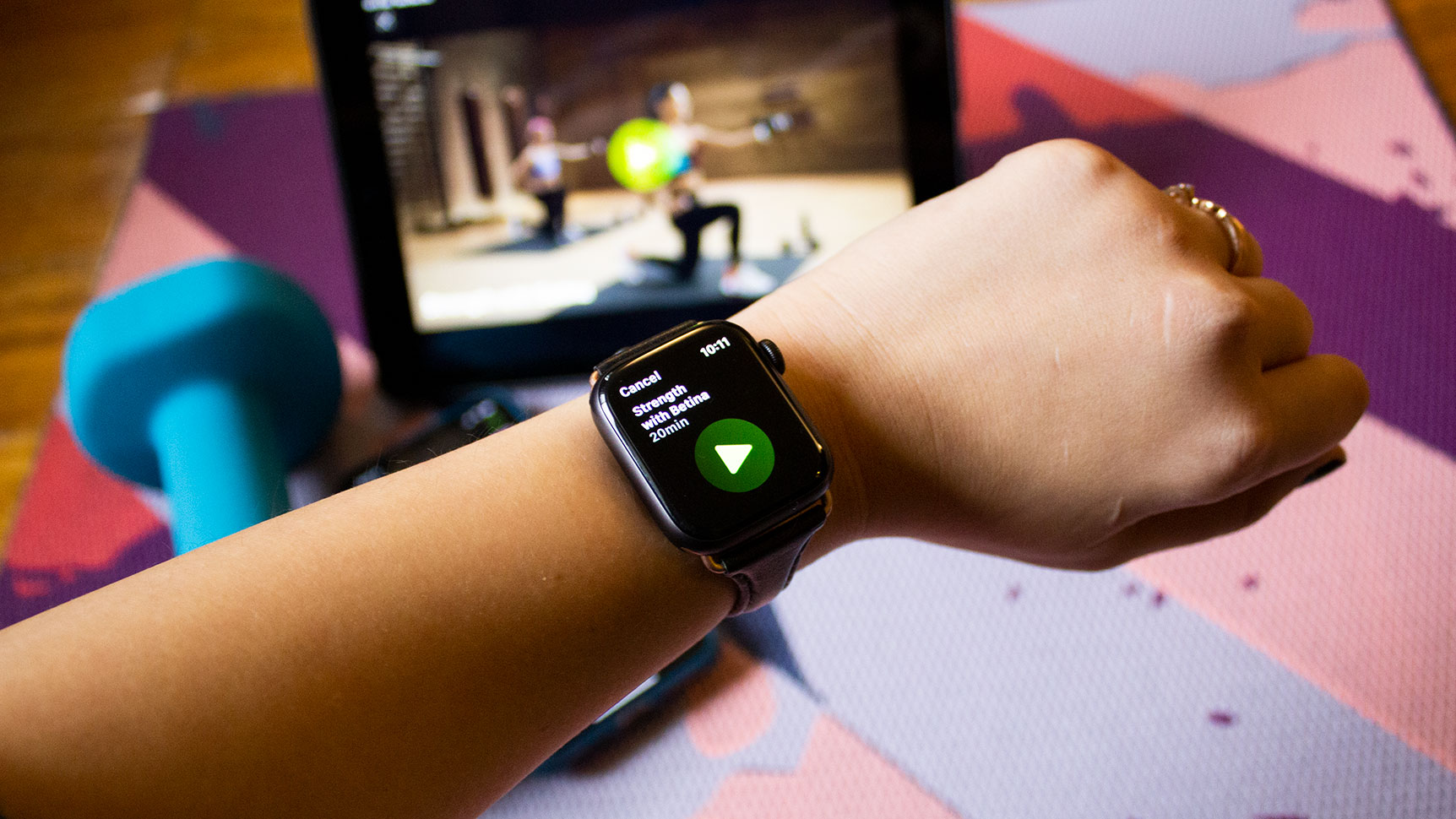 You can start, pause, and end your workouts from the wrist regardless of device. (Photo: Victoria Song/Gizmodo)