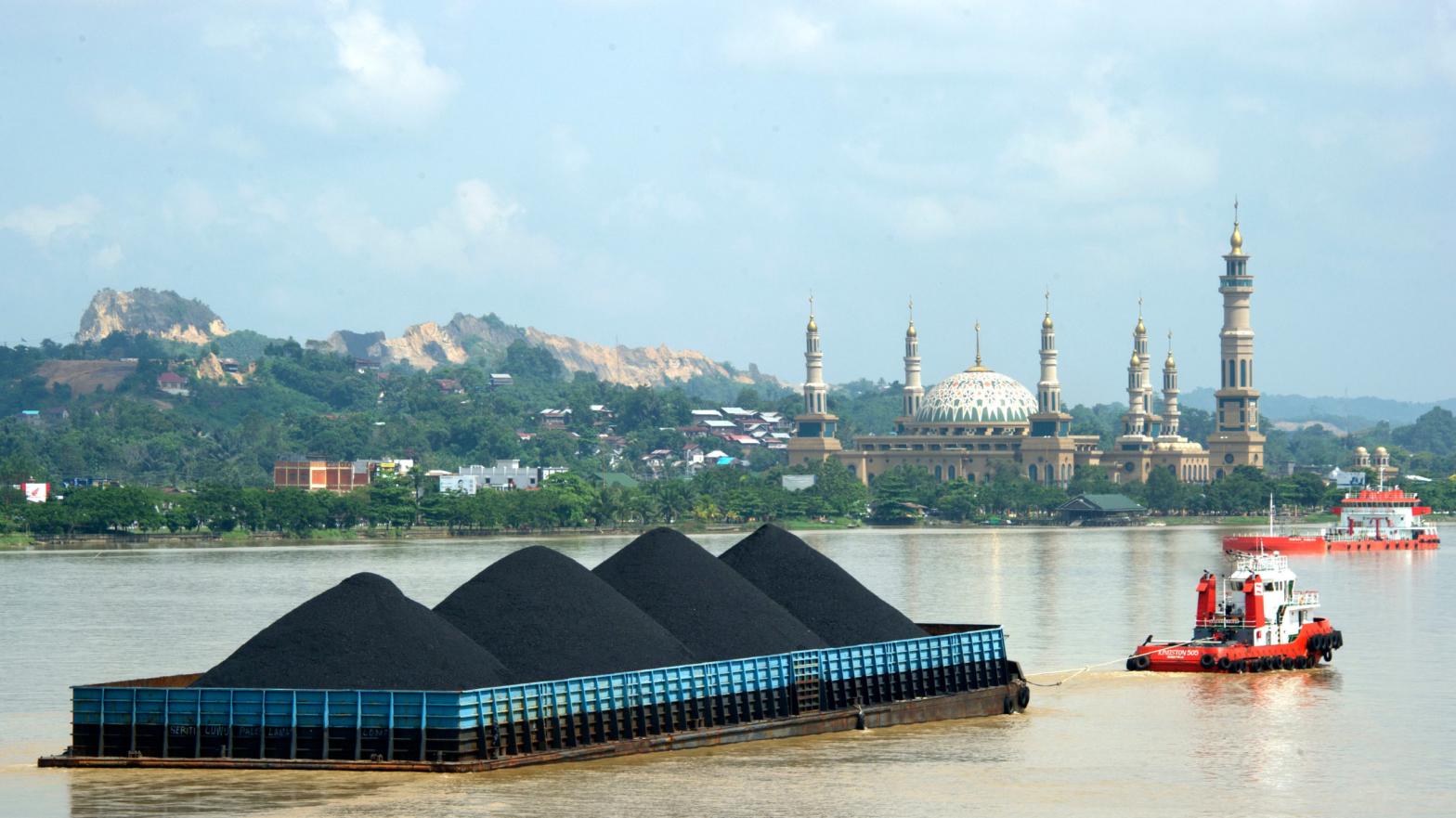 A barge on the Mahakam River with coal from the mining area in Samarinda, East Kalimantan, Indonesia. (Photo: Bay Ismoyo/AFP, Getty Images)
