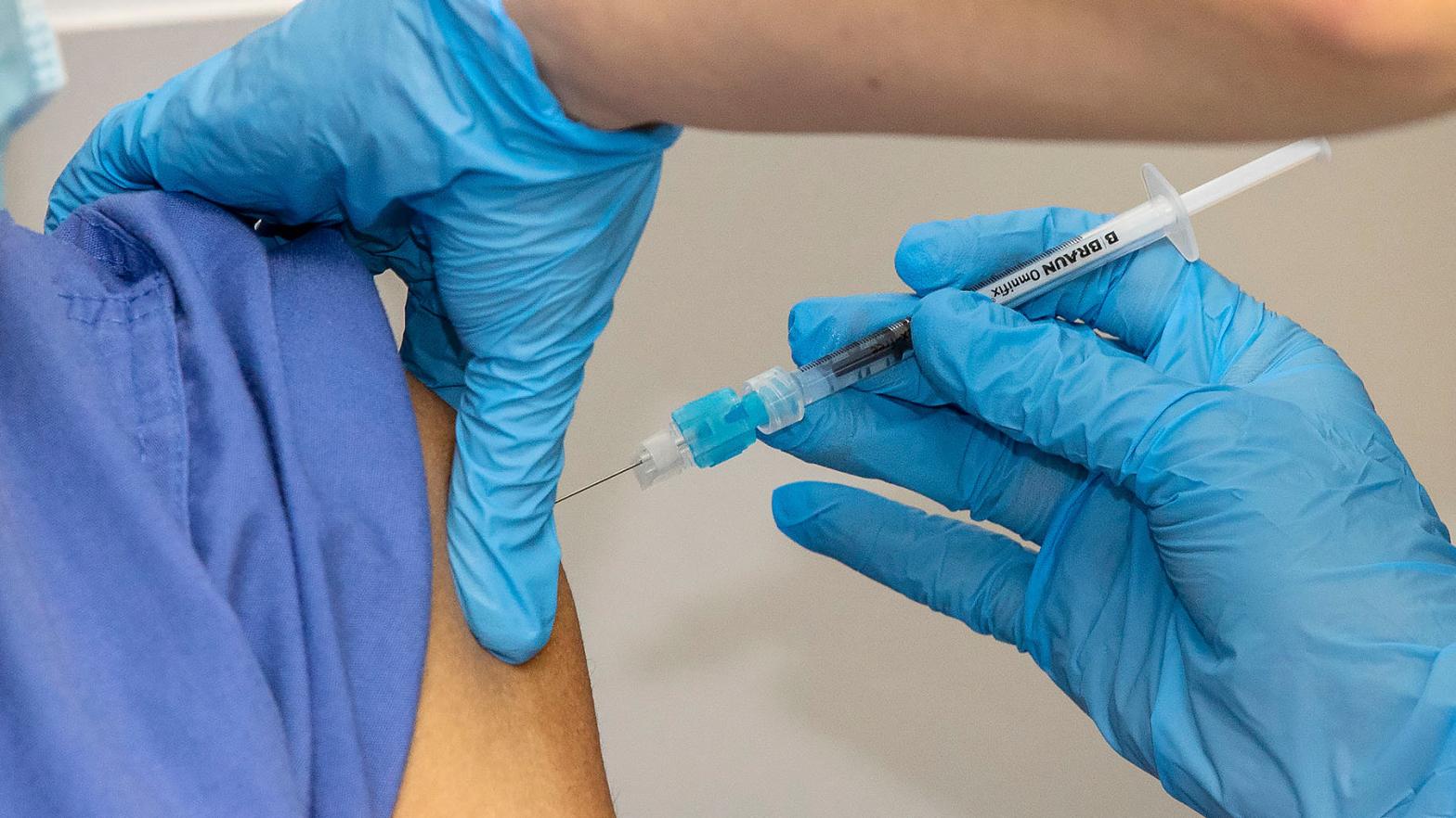 Healthcare workers receive an injection of the Pfizer-BioNTech Covid-19 vaccine at St James's Hospital in Dublin on December 29, 2020.  (Photo: Marc O’Sullivan, Getty Images)