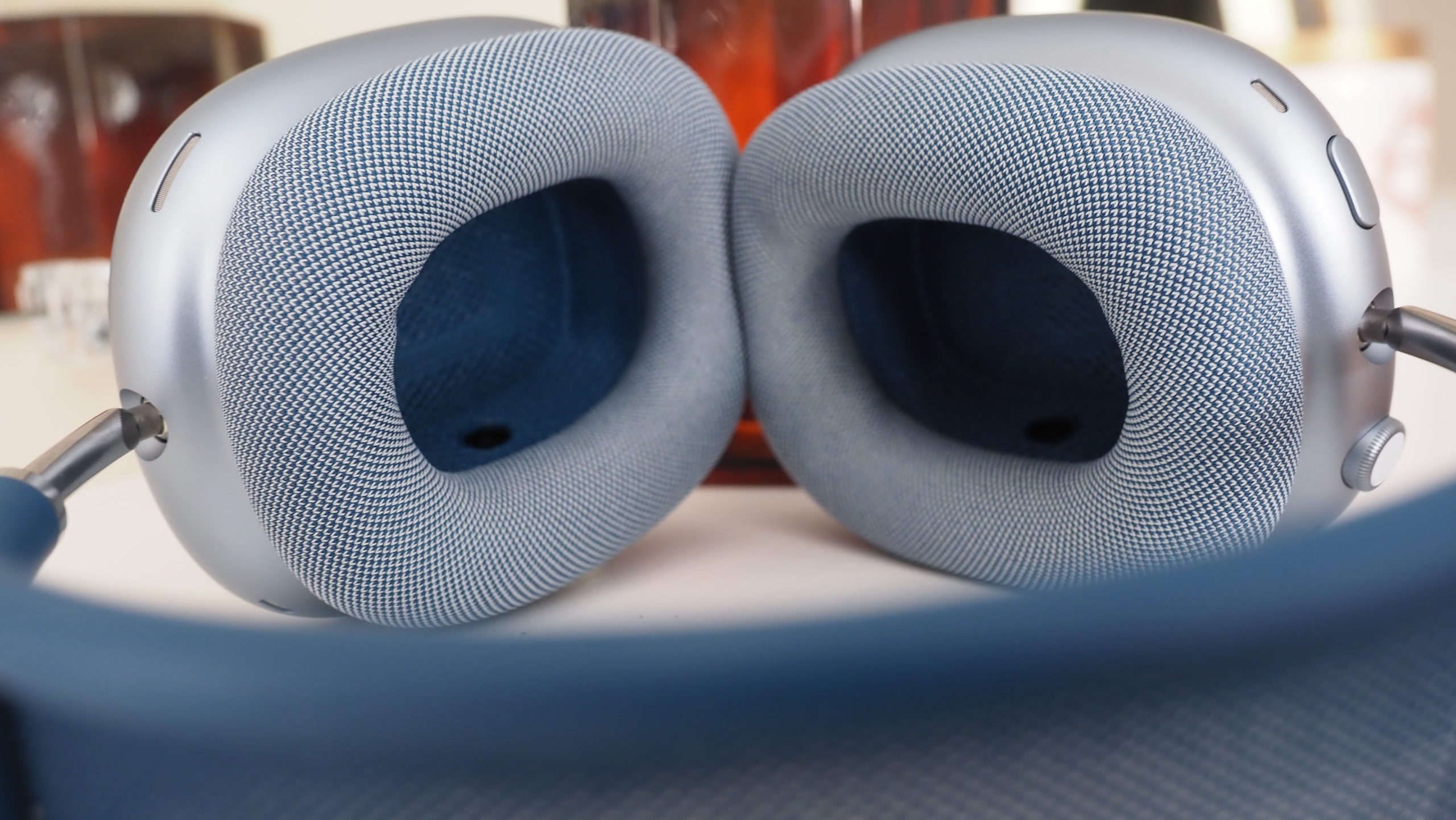 The earcups create a tight seal, and the sound is incredible. (Photo: Caitlin McGarry/Gizmodo)