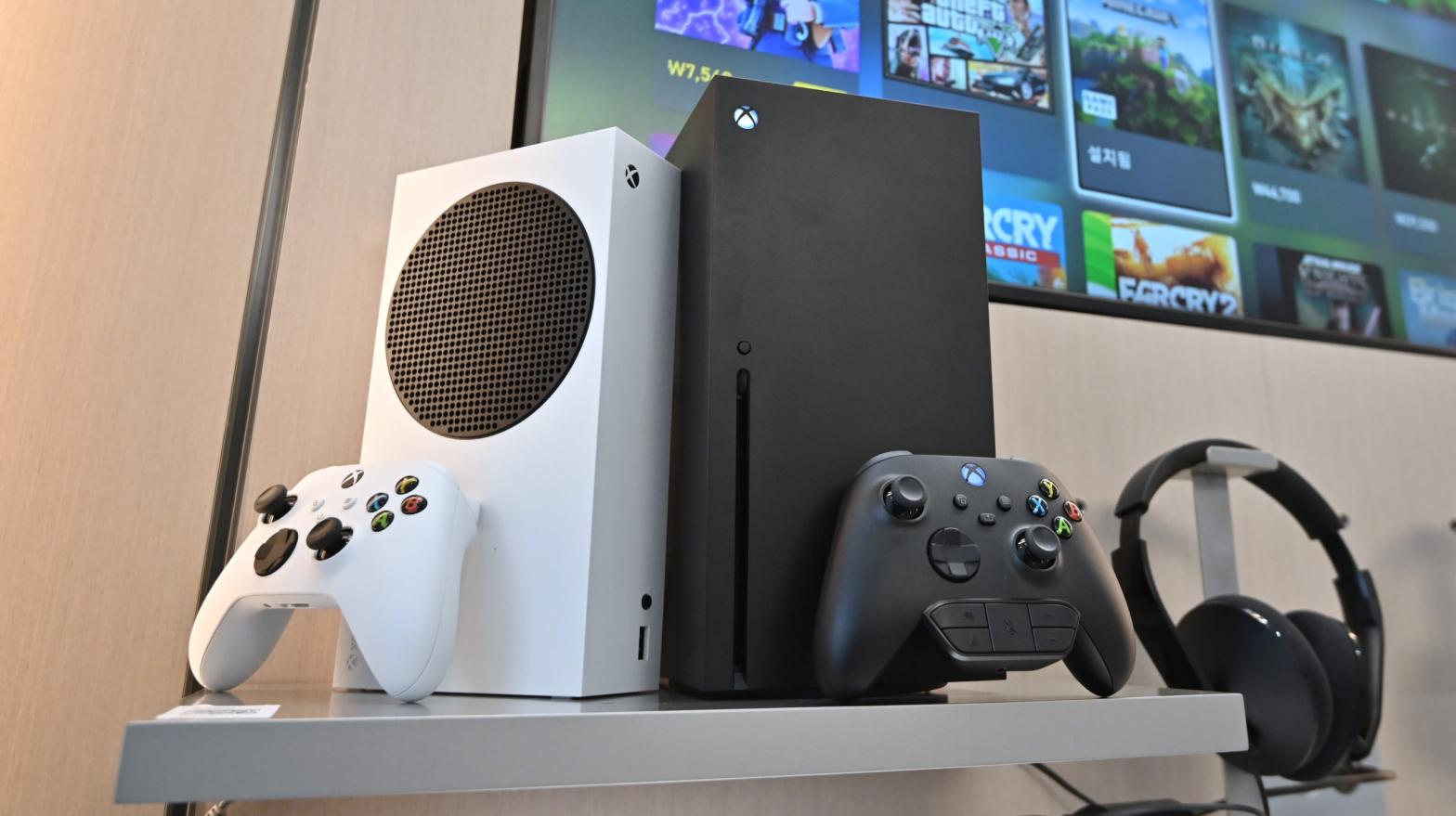 Microsoft's Xbox Series X (black) and series S (white) gaming consoles are displayed at a flagship store of SK Telecom in Seoul on November 10, 2020. (Photo: Jung Yeon-Je, Getty Images)