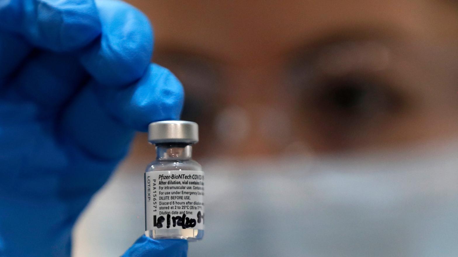 A UK nurse holds up a vial of the Pfizer-BioNTech vaccine (Photo: Frank Augstein, Getty Images)