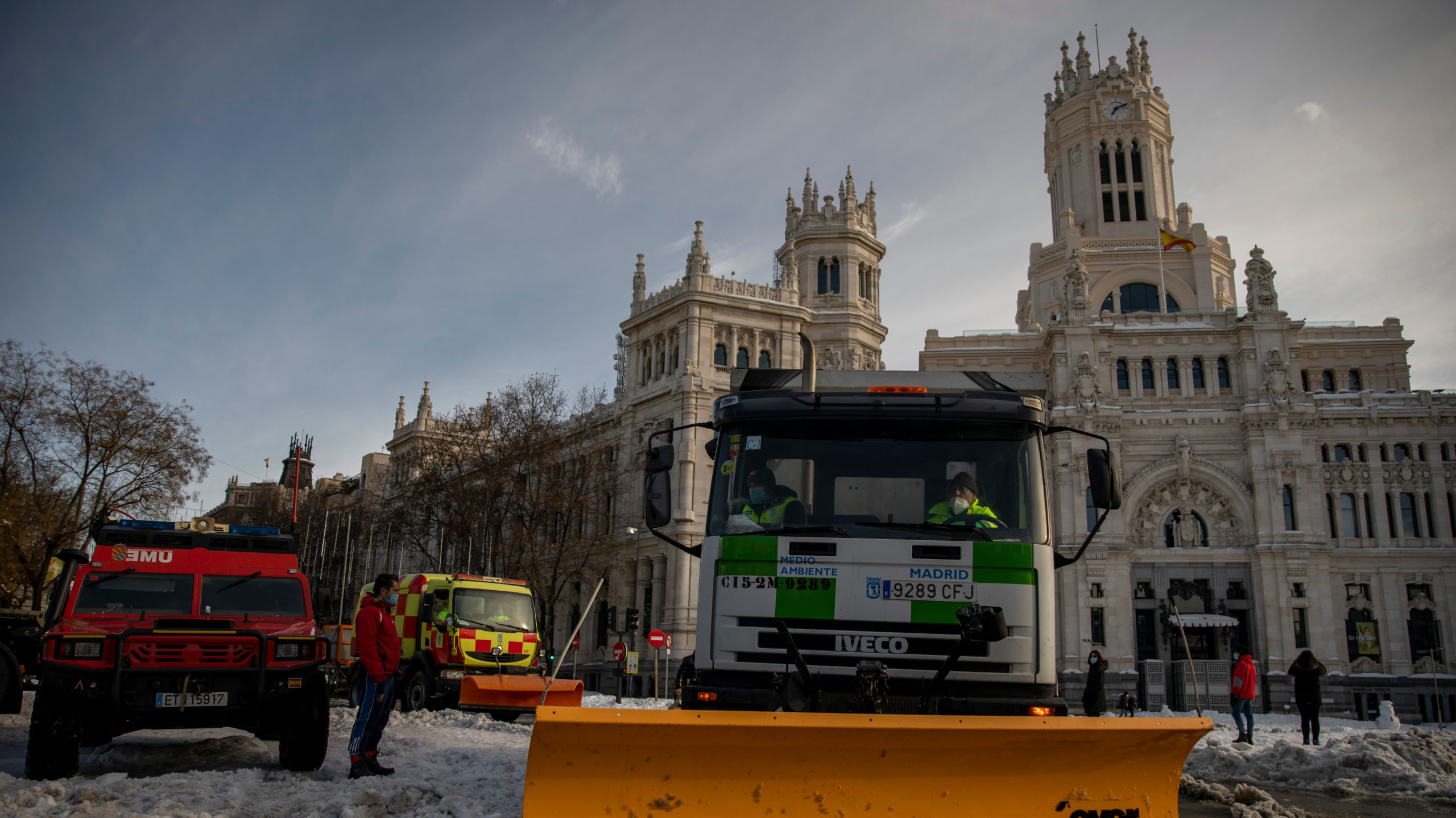 A truck-mounted snowblower works at Plaza de Cibeles a day after the heaviest snowfall in decades on January 10, 2021 in Madrid, Spain.  (Photo: Pablo Blazquez Dominguez, Getty Images)