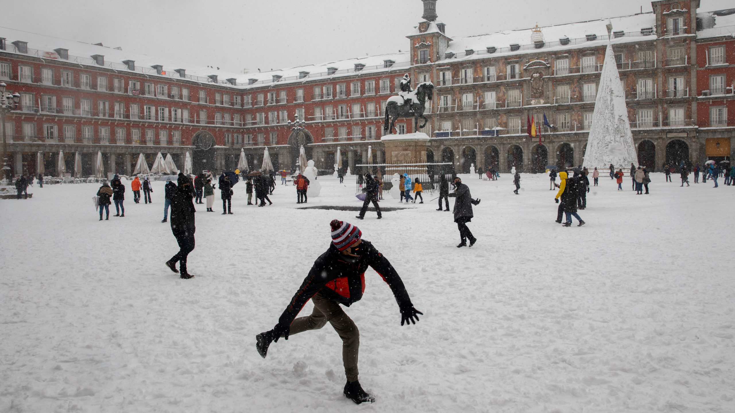 A man throws a snowball at Plaza Mayor during heavy snowfall on January 09, 2021 in Madrid, Spain.  (Photo: Pablo Blazquez Dominguez, Getty Images)
