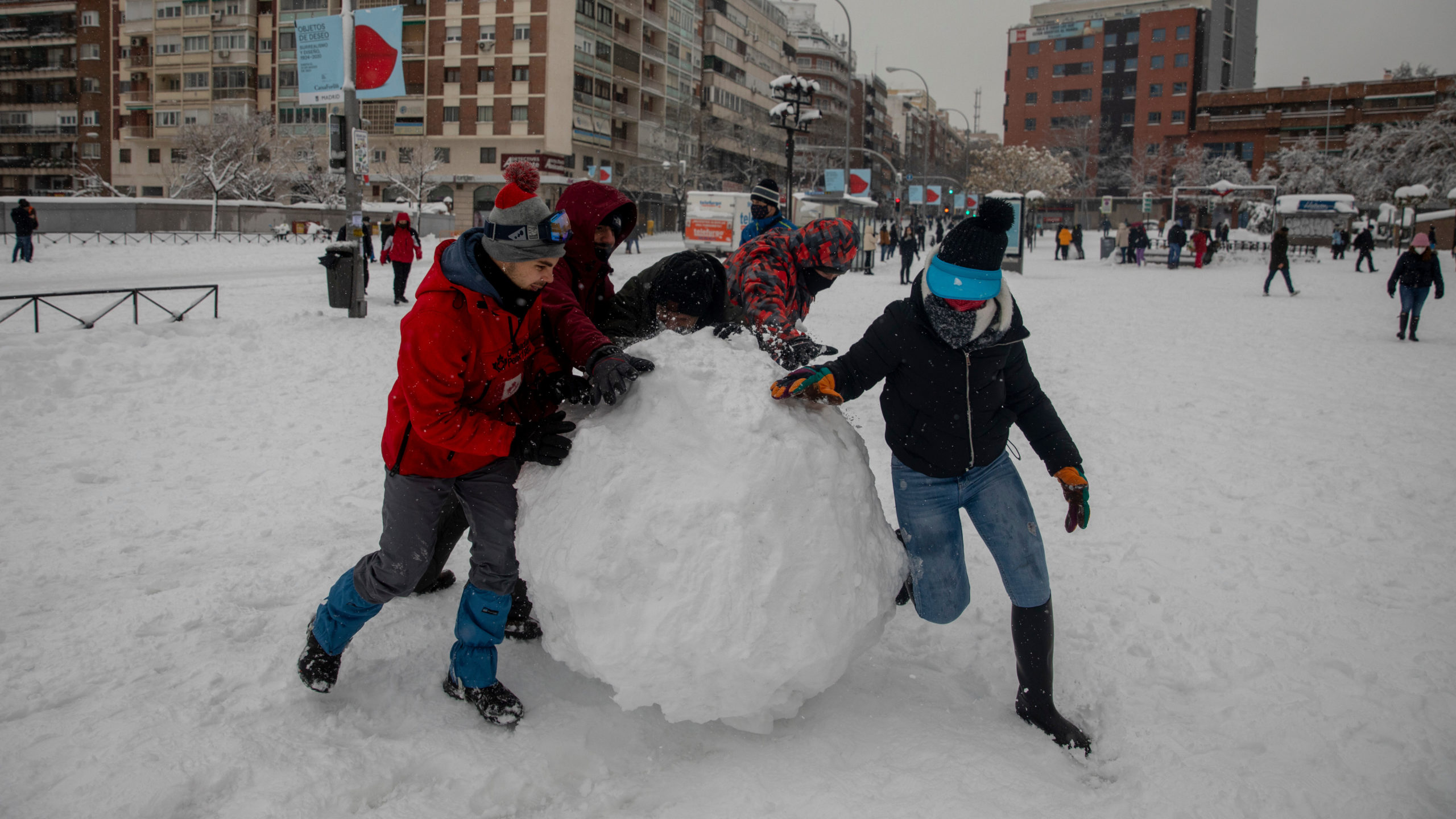 People make a big snowball at Las Ventas during heavy snowfall on January 09, 2021 in Madrid, Spain.  (Photo: Pablo Blazquez Dominguez, Getty Images)