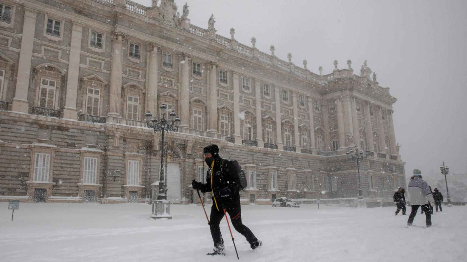 People walk on the snow next to the Royal Palace during heavy snowfall on January 09, 2021 in Madrid, Spain. (Photo: Pablo Blazquez Dominguez, Getty Images)