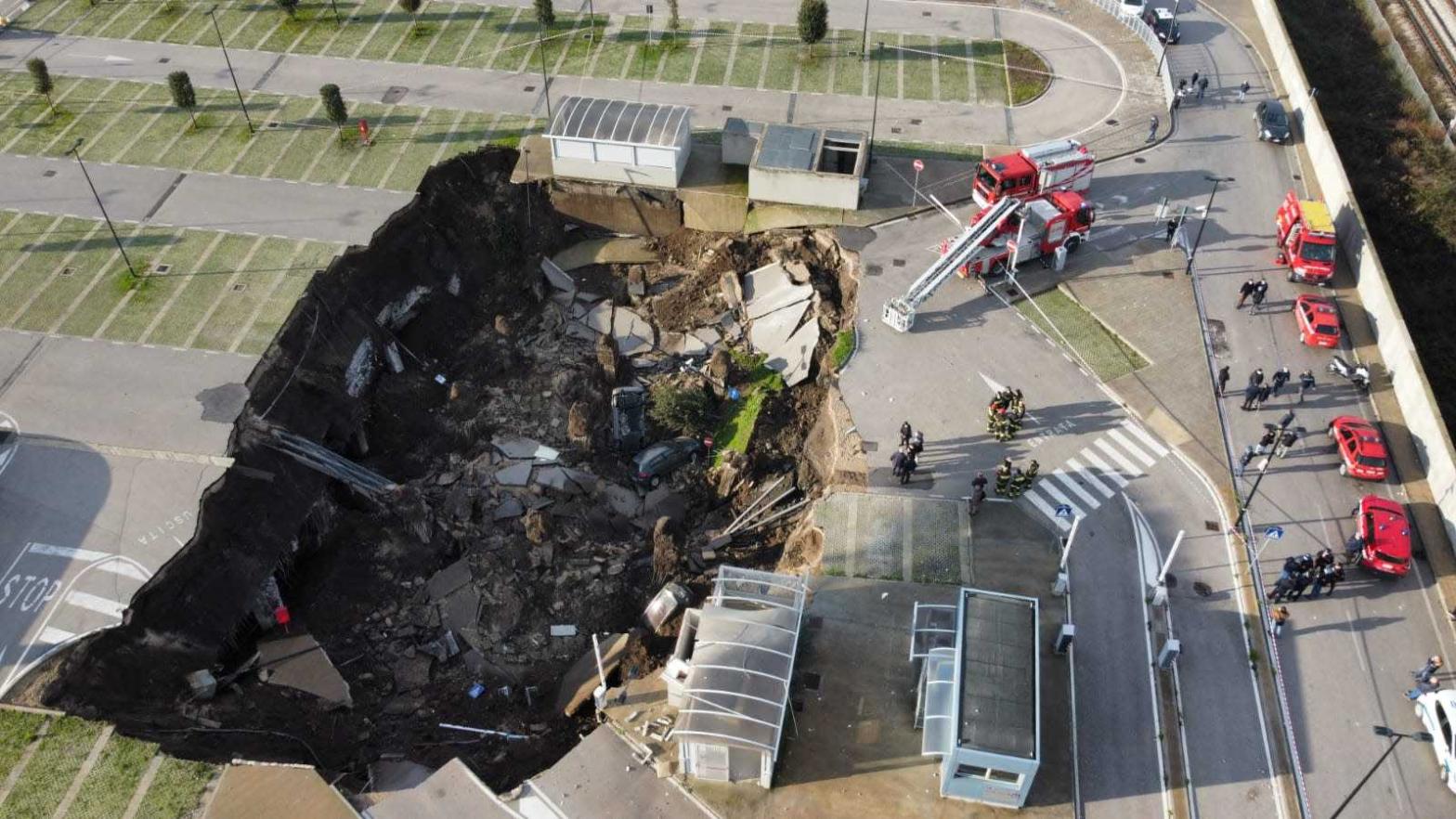 An aerial view shows a sinkhole in the Ospedale del Mare hospital car park. (Photo: Ciro Fusco, Getty Images)