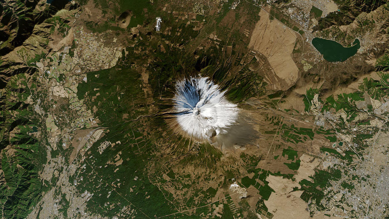A satellite view of Mount Fuji and the surrounding area on Jan. 1, 2021, largely bereft of snow. (Image: NASA Earth Observatory)