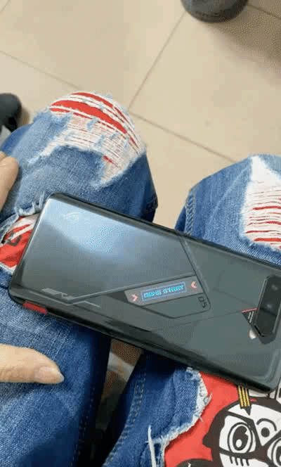 It was only a matter of time until Asus put a second display on the back of the ROG Phone.  (Gif: WhyLab via Weibo)