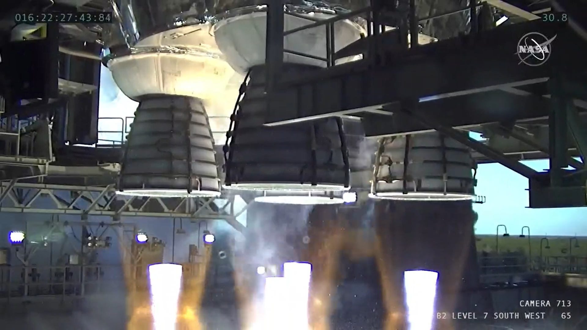 The four RS-25 engines during the hotfire test.  (Image: NASA Television)