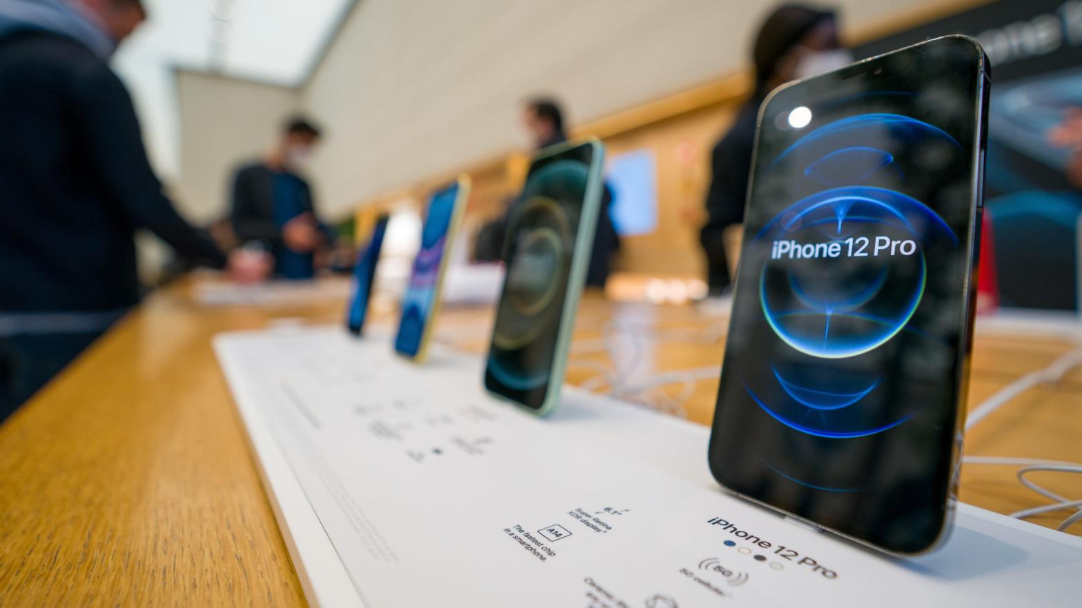 The new iPhone 12 and iPhone 12 Pro on display during launch day on October 23, 2020 in London, England.  (Photo: Ming Yeung, Getty Images)