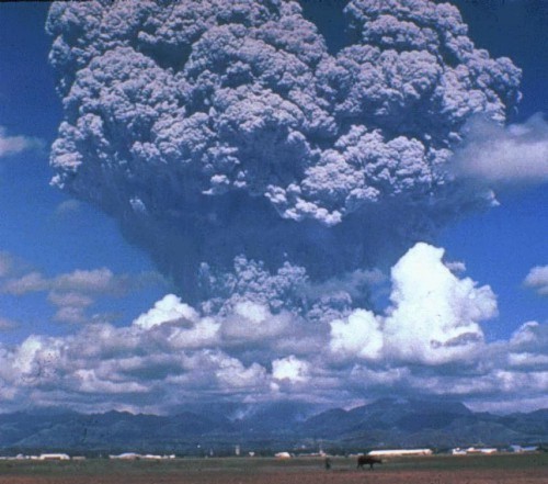 The ash cloud of Mount Pinatubo's 1991 eruption. (Image: Dave Harlow, USGS, Fair Use)