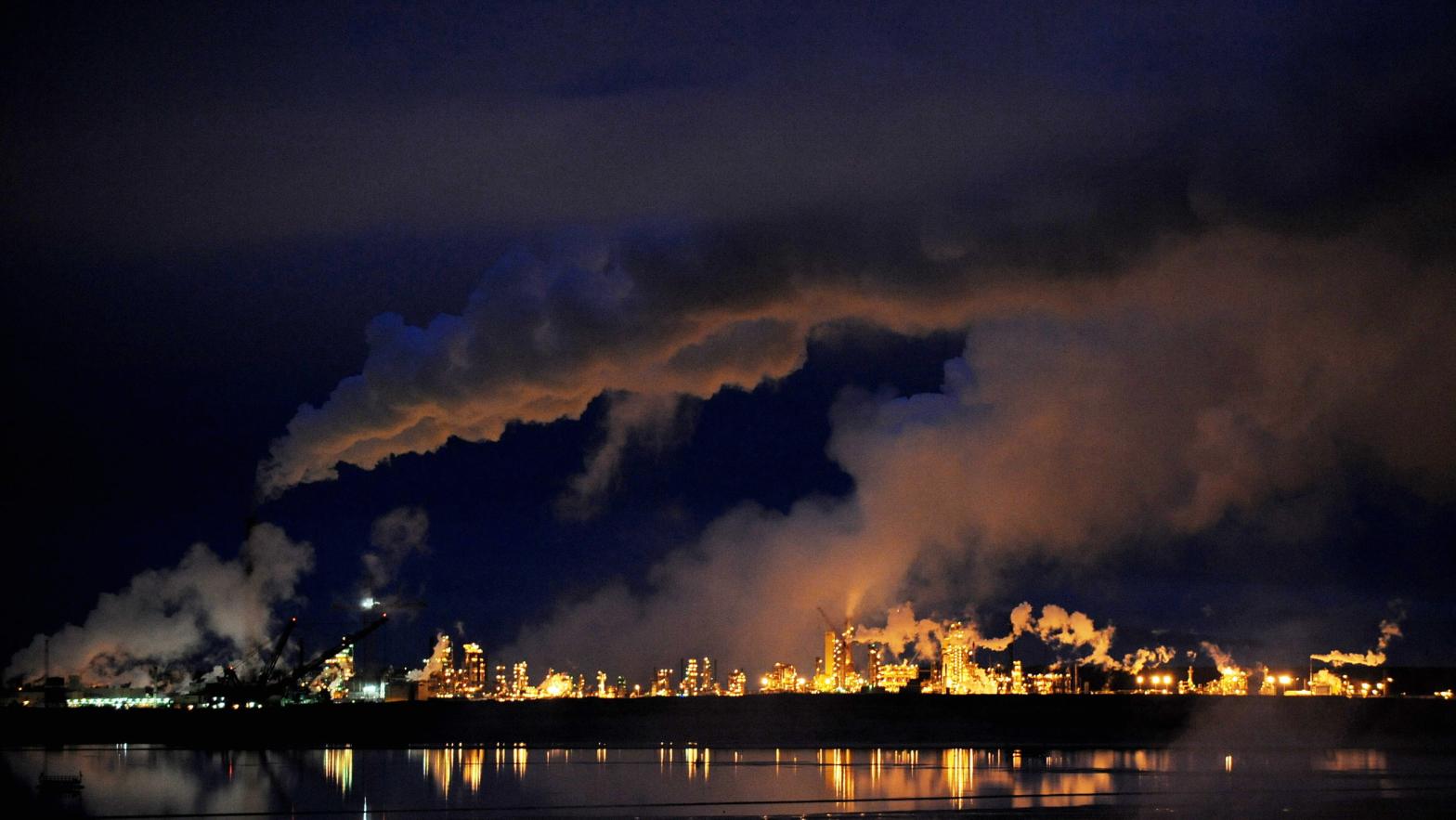 A night view of the Syncrude oil sands extraction facility near the town of Fort McMurray, Alberta. (Photo: Mark Ralston/AFP, Getty Images)