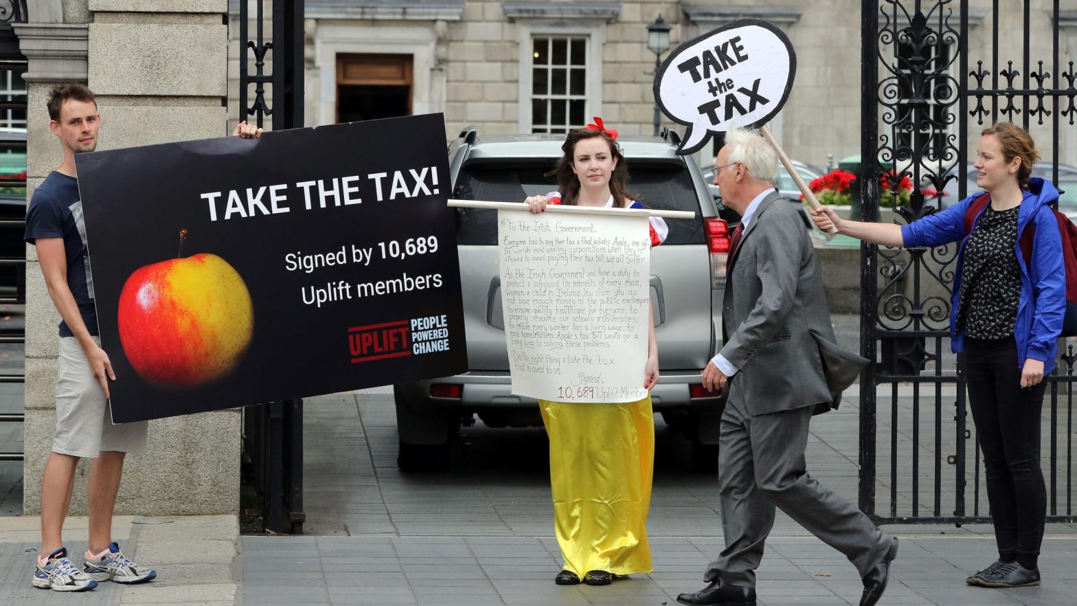 Protesters against Apple's tax avoidance strategies outside the Parliament of Ireland in Dublin on September 2, 2016. (Photo: Paul Faith/AFP, Getty Images)