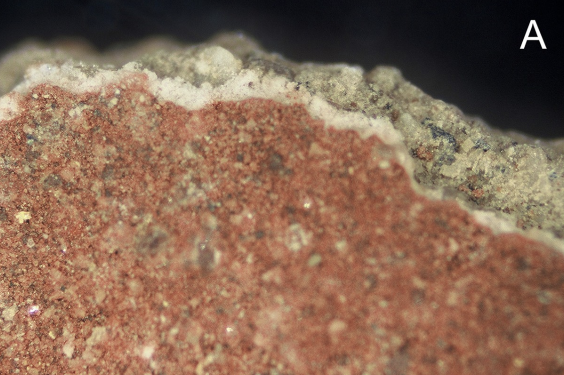 Magnified view of the mud layer, coated with red and white pigment.  (Image: K. Sowada et al., 2021/PLOS One)