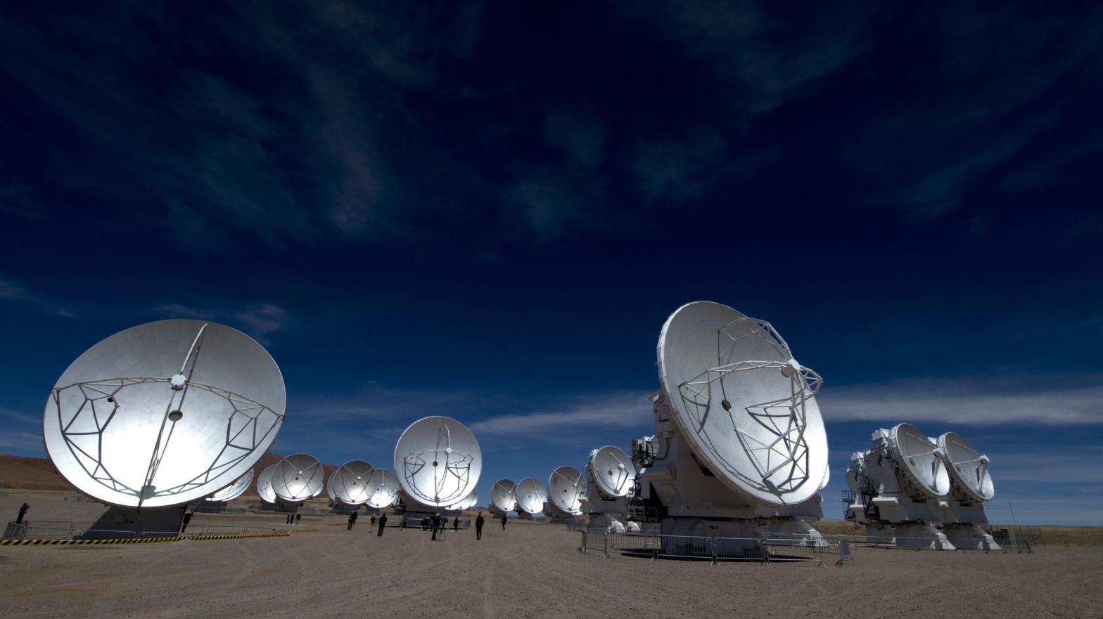The ALMA telescope sits high in Chile's Atacama Desert. (Photo: MARTIN BERNETTI/AFP via Getty Images, Getty Images)