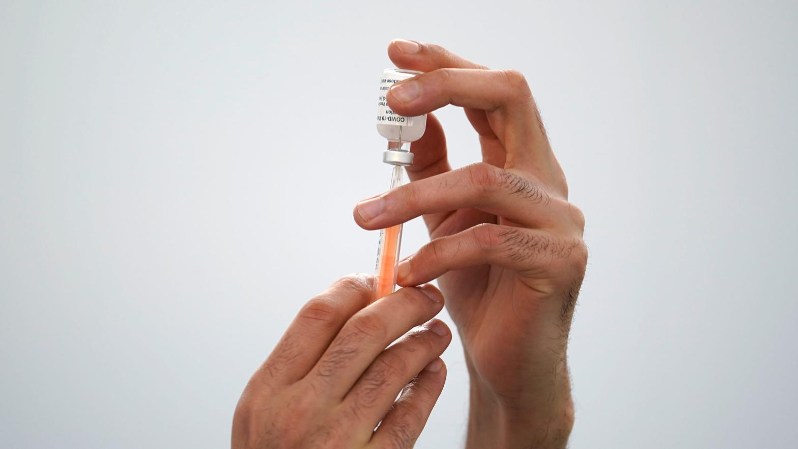 A covid-19 vaccine being drawn from a vial. (Photo: Christopher Furlong, Getty Images)