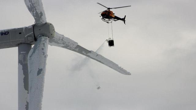 Viral Image Claiming to Show a Helicopter De-Icing Texas Wind Turbines Is From Winter 2014 in Sweden