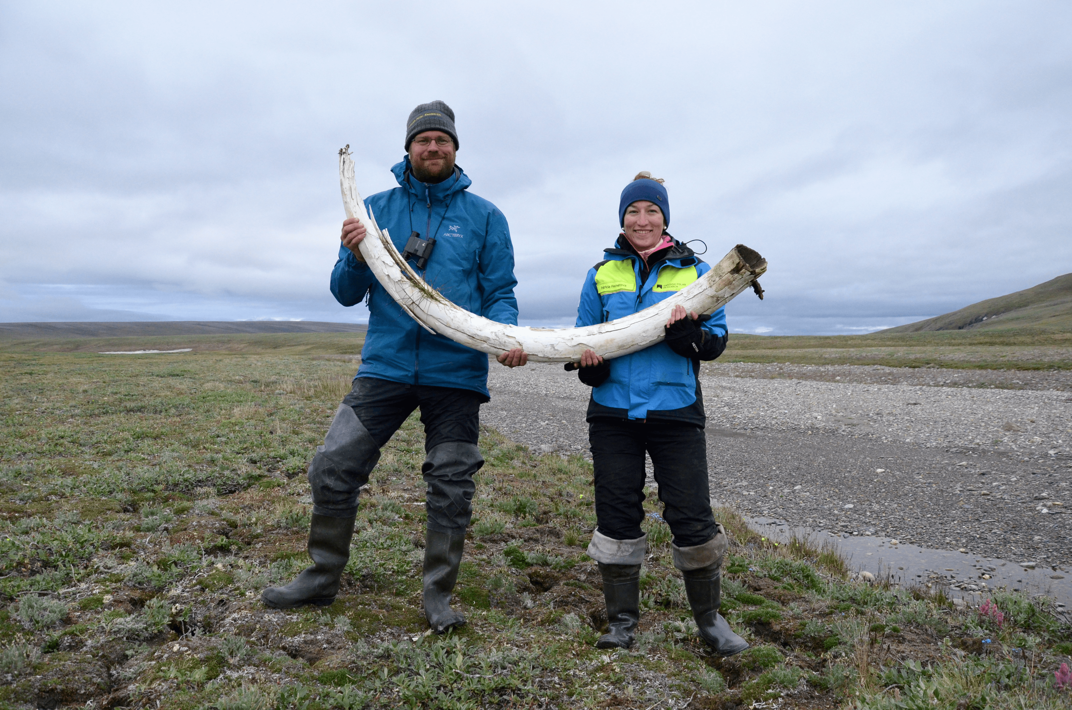 Love Dalén and Patrícia Pečnerová with a mammoth tusk on Wrangel Island. (Photo: Gleb Danilov)